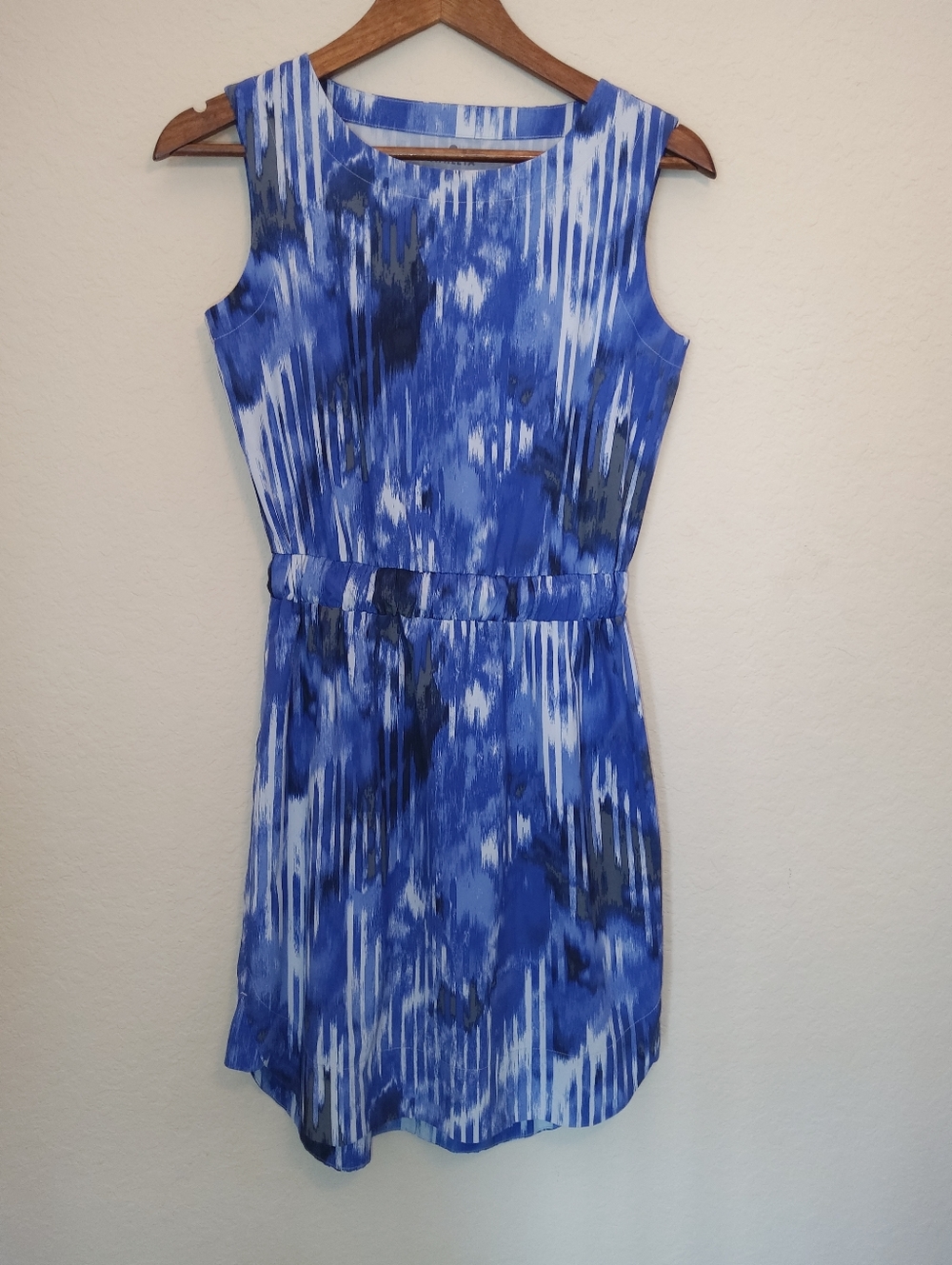 Athleta Shift Dress Womens Size 0 Blue White Abstract Sleeveless Athleisure Wear